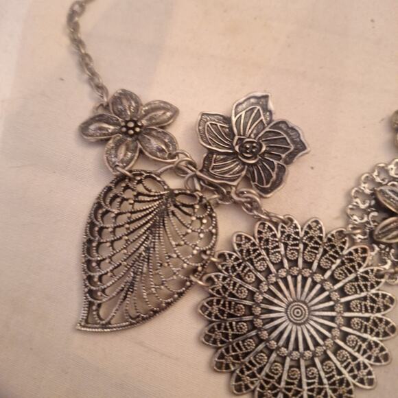 18" Silver Tone FLOWER Leaf DROP NECKLACE SILVER TONE CHAIN - Picture 2 of 4